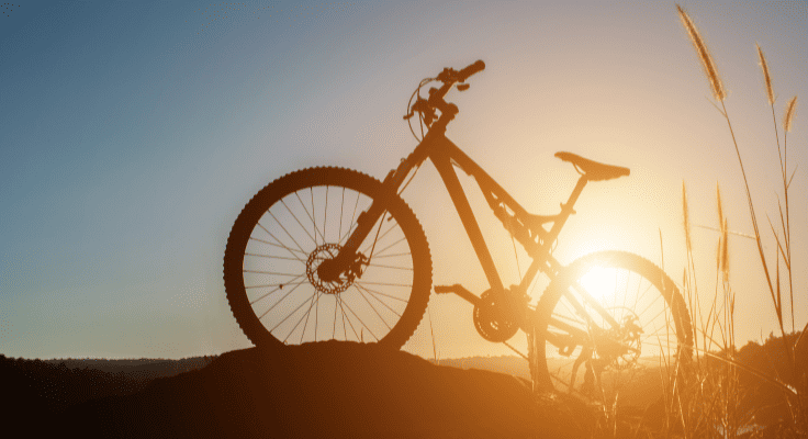 v&eacute;lo coucher de soleil campagne